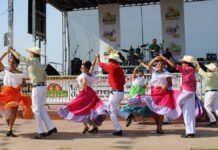 Pahuatlán y sus fiestas de Huapango en Semana Santa En Pahuatlán los turistas quedan fascinados con los tamales típicos, el pan de horno de leña y los chicales. Foto: Especial
