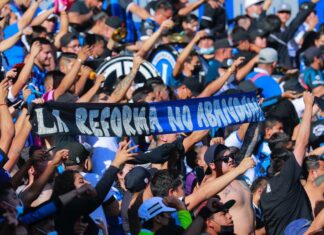 Querétaro seguirá en 1a división pese a tragedia en estadio Los Gallos Blancos de Querétaro jugarán un año a puerta cerrada como local, independientemente de la sede, anunciaron.