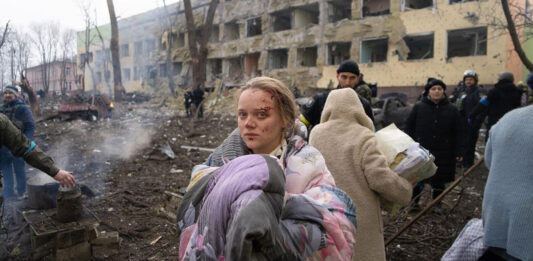 Tras el ataque de Rusia al hospital, el gobernador de la región, Pavlo Kirilenko reportó 17 civiles heridos.