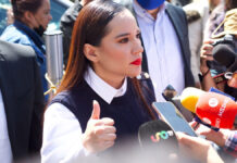 Sandra Cuevas deberá ofrecer disculpa pública a policías Para recuperar su cargo, Sandra Cuevas deberá disculparse y también tiene que pagar 30 mil pesos a cada una de las víctimas.