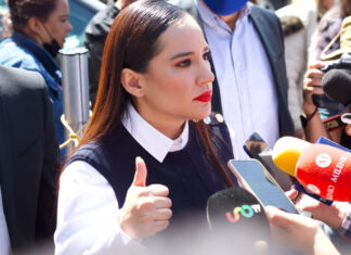 Sandra Cuevas deberá ofrecer disculpa pública a policías Para recuperar su cargo, Sandra Cuevas deberá disculparse y también tiene que pagar 30 mil pesos a cada una de las víctimas.