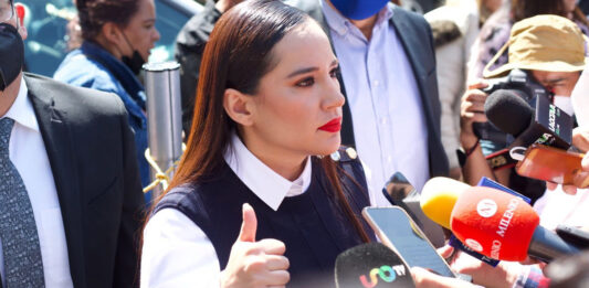 Para recuperar su cargo, Sandra Cuevas deberá disculparse y también tiene que pagar 30 mil pesos a cada una de las víctimas.