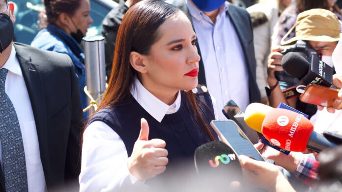 Sandra Para recuperar su cargo, Sandra Cuevas deberá disculparse y también tiene que pagar 30 mil pesos a cada una de las víctimas.