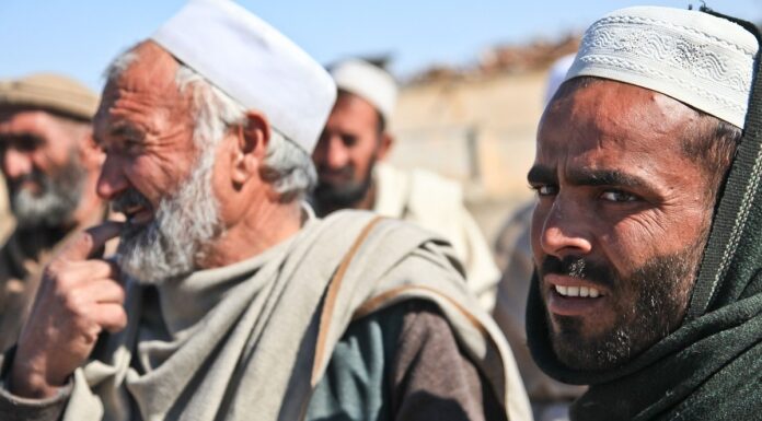 Talibanes prohíben trabajo a hombres sin barba Talibanes