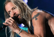 Muere Taylor Hawkins, baterista de los Foo Fighters Taylor Hawkins fue atendido "por un dolor en el pecho" en la habitación del hotel en el que estaba alojado