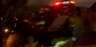 Conductor destruye su Tesla al intentar “volar” Tesla