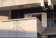 Alcaldesa de Cuauhtémoc lanza pelotas con billetes de 500 pesos