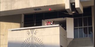 Alcaldesa de Cuauhtémoc lanza pelotas con billetes de 500 pesos