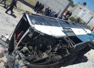Volcadura de camión en San Hipólito deja un muerto