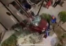 Cae auto del cuarto piso del estacionamiento en La Salle