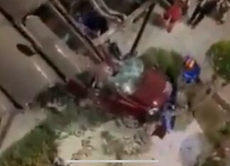 Cae auto del cuarto piso del estacionamiento en La Salle