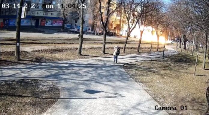 Captan momento en que misil ruso impacta un autobús en Kiev