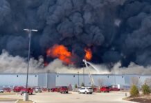 Incendio consume instalaciones de Walmart en Indianápolis