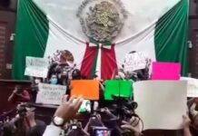 Protestan periodistas en Congreso de Michoacán contra la violencia