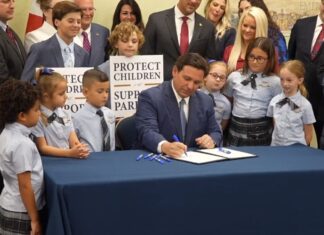 Gobernador de Florida firma ley “No Digas Gay”