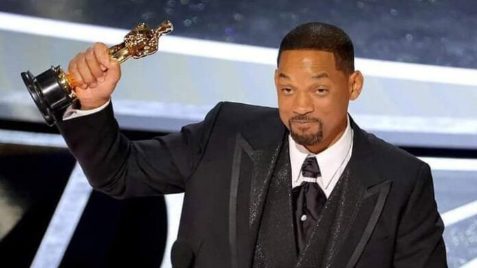 Al aceptar el premio Oscar a mejor actor, Will Smith s disculpó y dijo: “El amor hace que cometamos loqueras”.