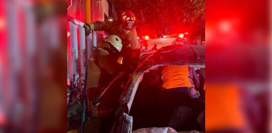 De acuerdo con reportes preliminares, uno murió en el momento del accidente y otra persona murió al llegar al hospital.