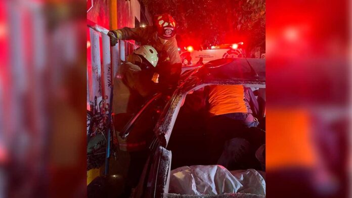 De acuerdo con reportes preliminares, uno murió en el momento del accidente y otra persona murió al llegar al hospital.