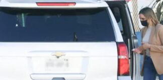 Esposa de “El Bronco” llega al penal de Apodaca