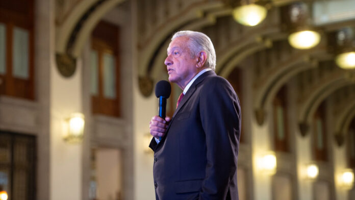 A la par, AMLO acusó que hay una campaña mediática que aprovecha la lamentable situación para atacar su gobierno y tratar de debilitarlo.