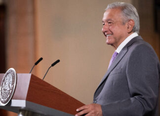 Niega AMLO relación de funcionarios con asesinato de periodistas AMLO insistió que estos crímenes son cometidos por "bandas" que surgieron en sexenios anteriores a su administración.