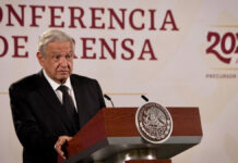 AMLO se va de vacaciones a Tabasco; volará desde el AICM AMLO criticó que se hayan dado a conocer fotografías del ex funcionario detenido. Foto: EsImagen