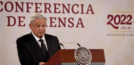 AMLO criticó que se hayan dado a conocer fotografías del ex funcionario detenido. Foto: EsImagen