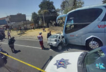 Chocan autobús de ATAH y automóvil; hay 2 muertos El auto particular invadió carril al querer ingresar a una calle aledaña, por lo que el autobús lo arrastró cerca de 30 metros.