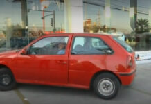 Automovilista ebrio choca contra agencia de autos El automovilista intentó huir, pero fue detenido junto a su acompañante por personal de Protección Civil. Foto: Captura de pantalla.
