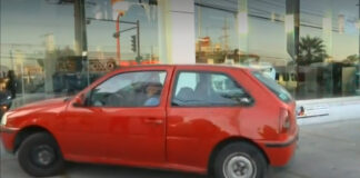 Automovilista ebrio choca contra agencia de autos El automovilista intentó huir, pero fue detenido junto a su acompañante por personal de Protección Civil. Foto: Captura de pantalla.