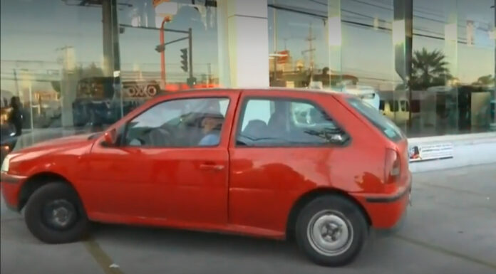 Automovilista ebrio choca contra agencia de autos El automovilista intentó huir, pero fue detenido junto a su acompañante por personal de Protección Civil. Foto: Captura de pantalla.