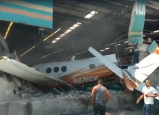 Avioneta que cayó en Temixco iba de Guerrero a Puebla Videos en redes dejan ver cómo literalmente la avioneta está dentro del local. Hay al menos 3 heridos tras el incidente.