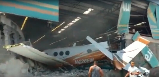 Videos en redes dejan ver cómo literalmente la avioneta está dentro del local. Hay al menos 3 heridos tras el incidente.