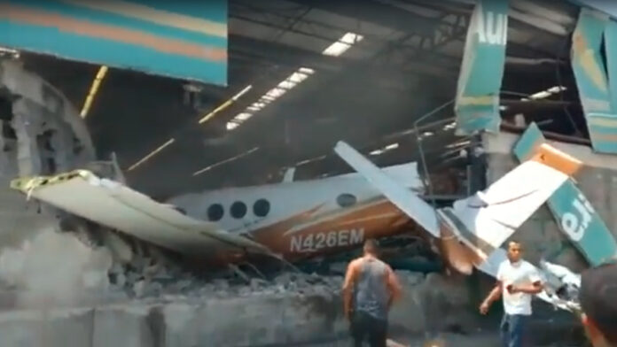 avioneta Videos en redes dejan ver cómo literalmente la avioneta está dentro del local. Hay al menos 3 heridos tras el incidente.