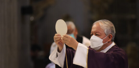 "Papa Francisco nos invita que el miércoles de ceniza lo convirtamos en un día de ayuno y oración por la paz en el mundo", dijo.