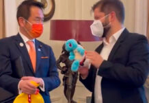 Canciller japonés regala un Pokémon a presidente de Chile Boric