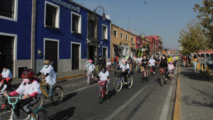 La “Rodada en Familia” que conglomeró a decenas de ciclistas conviviendo sanamente por las principales calles de la cabecera.