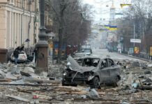 Bombardean centro de la ciudad ucraniana Járkov Rusia bombardeó una plaza en el centro de Járkov, la segunda ciudad más grande de Ucrania. Foto: AFP