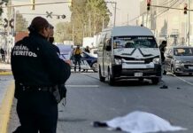 Muere abuelito atropellado por combi en Puebla capital Combi