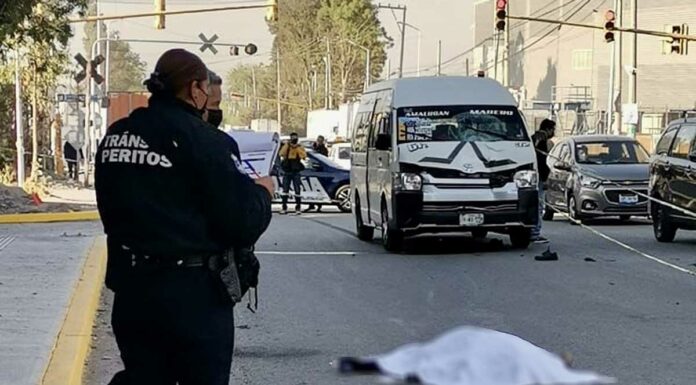 Muere abuelito atropellado por combi en Puebla capital Combi