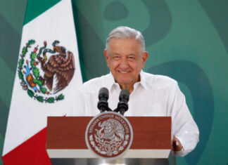 Usaron a Derbez y famosos para campaña vs Tren Maya: AMLO AMLO aseguró que Eugenio Derbez y los otros famosos que participaron en la protesta, están muy desinformados.