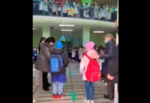 Escuela de Italia recibe con aplausos a niños ucranianos Una escuela entera de Italia recibe a dos niños refugiados ucranianos llegando a su primer día de clases en el instituto. Foto: Especial