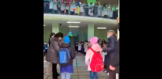 Una escuela entera de Italia recibe a dos niños refugiados ucranianos llegando a su primer día de clases en el instituto. Foto: Especial