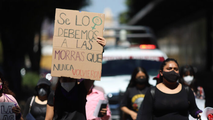 feministas El objetivo de los colectivos feministas es exhibir las consecuencias de lo que pasaría si no hubiera mujeres en el país.