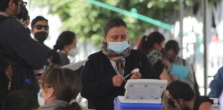 Urge gobernador a poblanos aplicarse dosis de refuerzo El gobernador señaló que la pandemia de Covid-19 no se ha terminado y sigue causando la muerte de personas. Foto: EsImagen