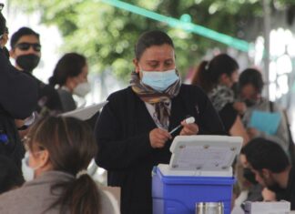 Urge gobernador a poblanos aplicarse dosis de refuerzo El gobernador señaló que la pandemia de Covid-19 no se ha terminado y sigue causando la muerte de personas. Foto: EsImagen