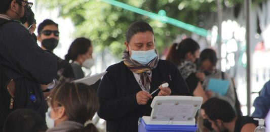 El gobernador señaló que la pandemia de Covid-19 no se ha terminado y sigue causando la muerte de personas. Foto: EsImagen