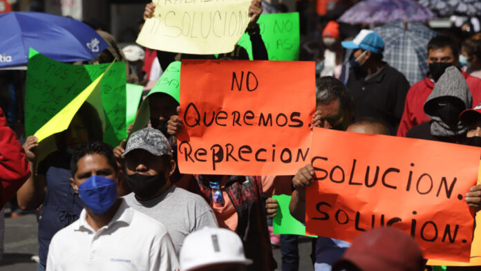 gobernador El gobernador respaldó la iniciativa del edil Eduardo Rivera para regular el ambulantaje, pero le pidió entablar dialogo. Foto: EsImagen