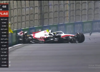¡Impactante! Mick Schumacher choca en GP de Arabia Saudita El impactante choque ocurrió de forma lateral contra el muro en una zona poco protegida, destrozando su coche por completo.