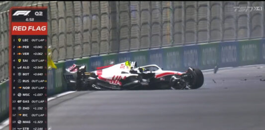 El impactante choque ocurrió de forma lateral contra el muro en una zona poco protegida, destrozando su coche por completo.